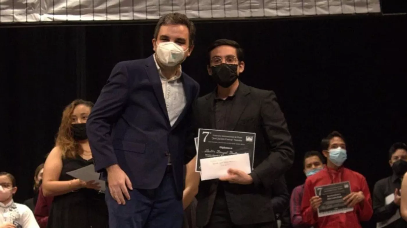 Foto de Nicolás Rengel recibiendo el reconocimiento en el  7º Concurso Internacional de Piano 'José Jacinto Cuevas' Yamaha