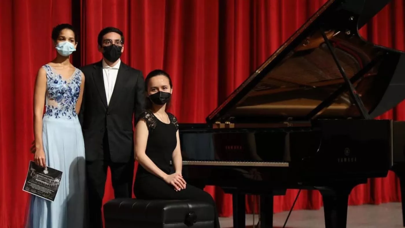 Foto de Nicolás Rengel recibiendo el reconocimiento en el  7º Concurso Internacional de Piano 'José Jacinto Cuevas' Yamaha