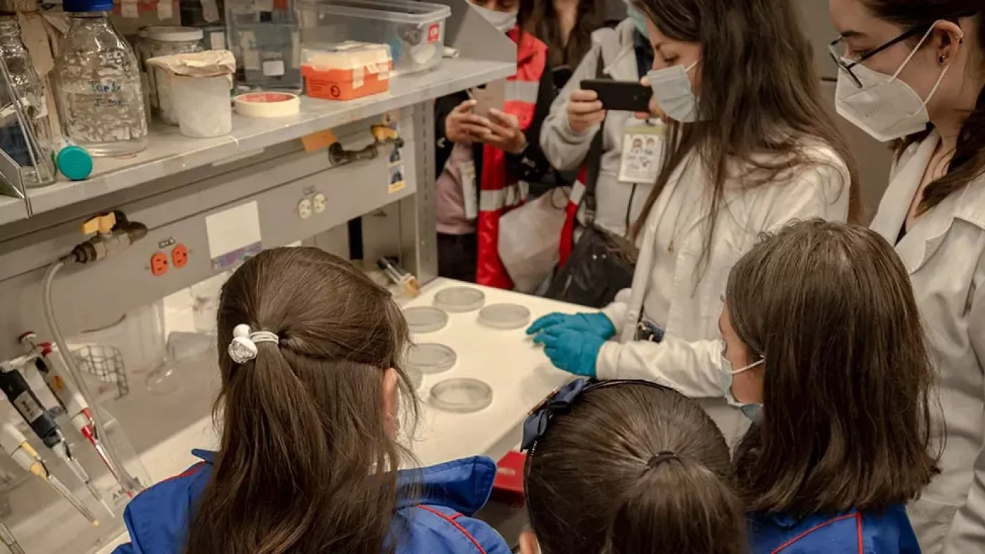 Niñas en un laboratorio"