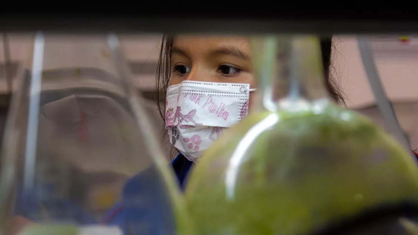 Niñas en un laboratorio