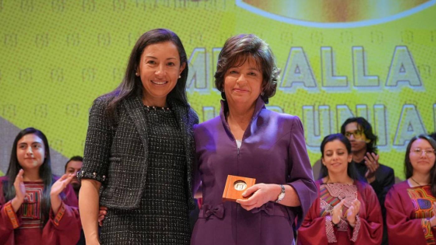 A la derecha, María Teresa Tobón con la medalla al Mérito Uniandino de la Universidad de los Andes (Colombia). A su lado, la rectora Raquel Bernal.