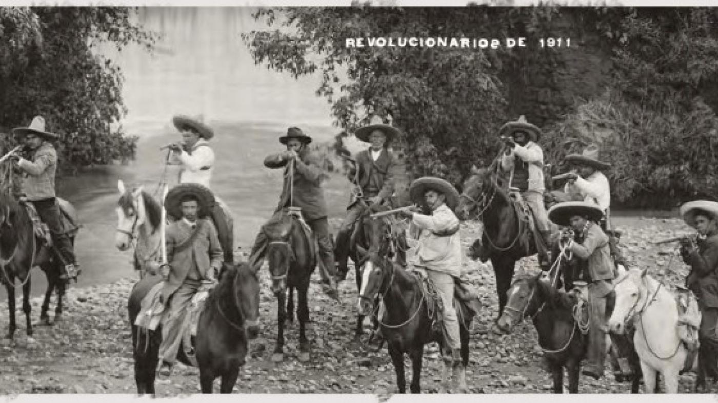 Foto de Emiliano Zapata de revolucionario junto a sus compañeros.