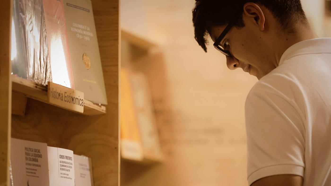 Joven lee en la feria Internacional del Libro en Bogotá
