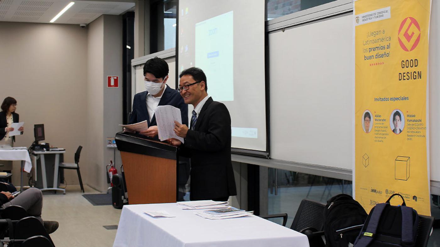 Masao Yamakoshi y Makoto Hirairi durante la presentación de Good Design Award.