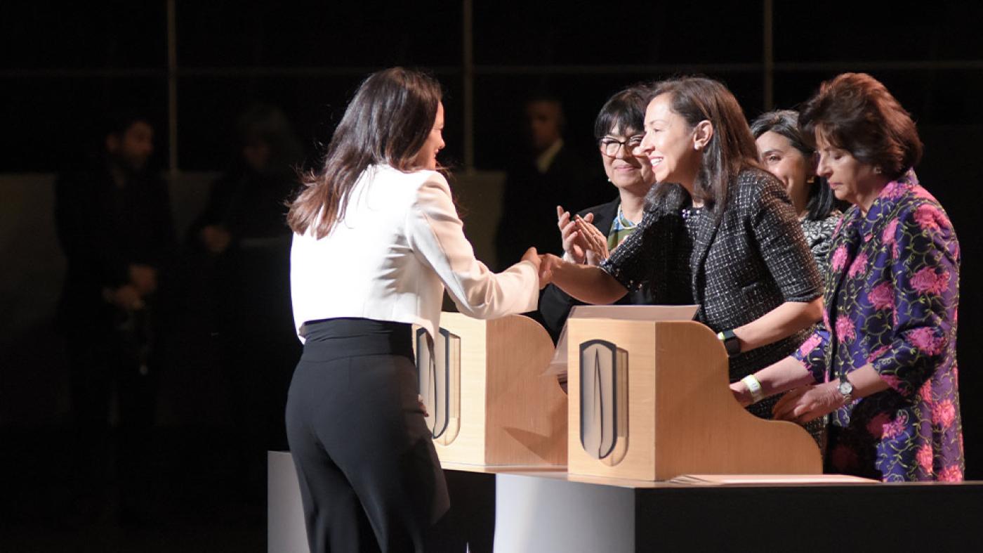 Entrega de diplomas durante la ceremonia de graduación 2023 -1