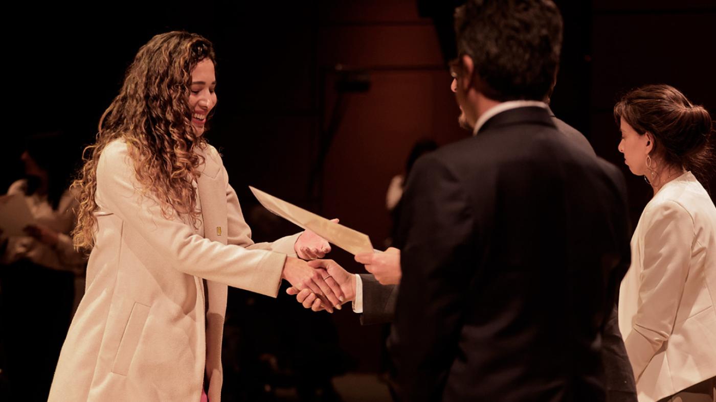 Entrega de diplomas a los graduandos. Fotos: Daniel Álvarez.