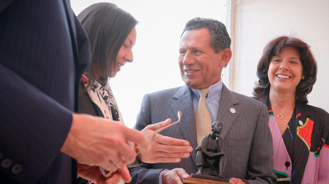 Eduardo Pacheco recibiendo estatuilla de San Alberto Magno