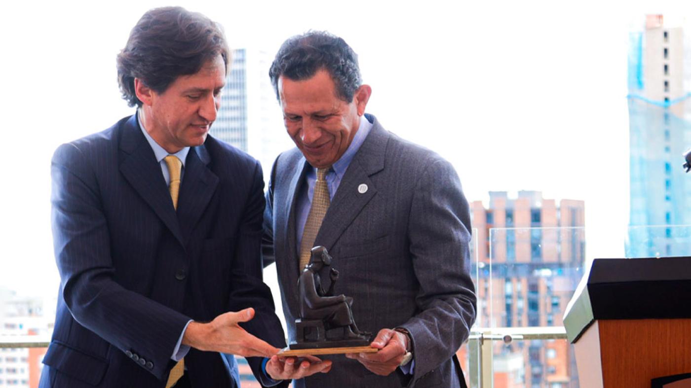 Eduardo Pacheco recibiendo estatuilla de San Alberto Magno