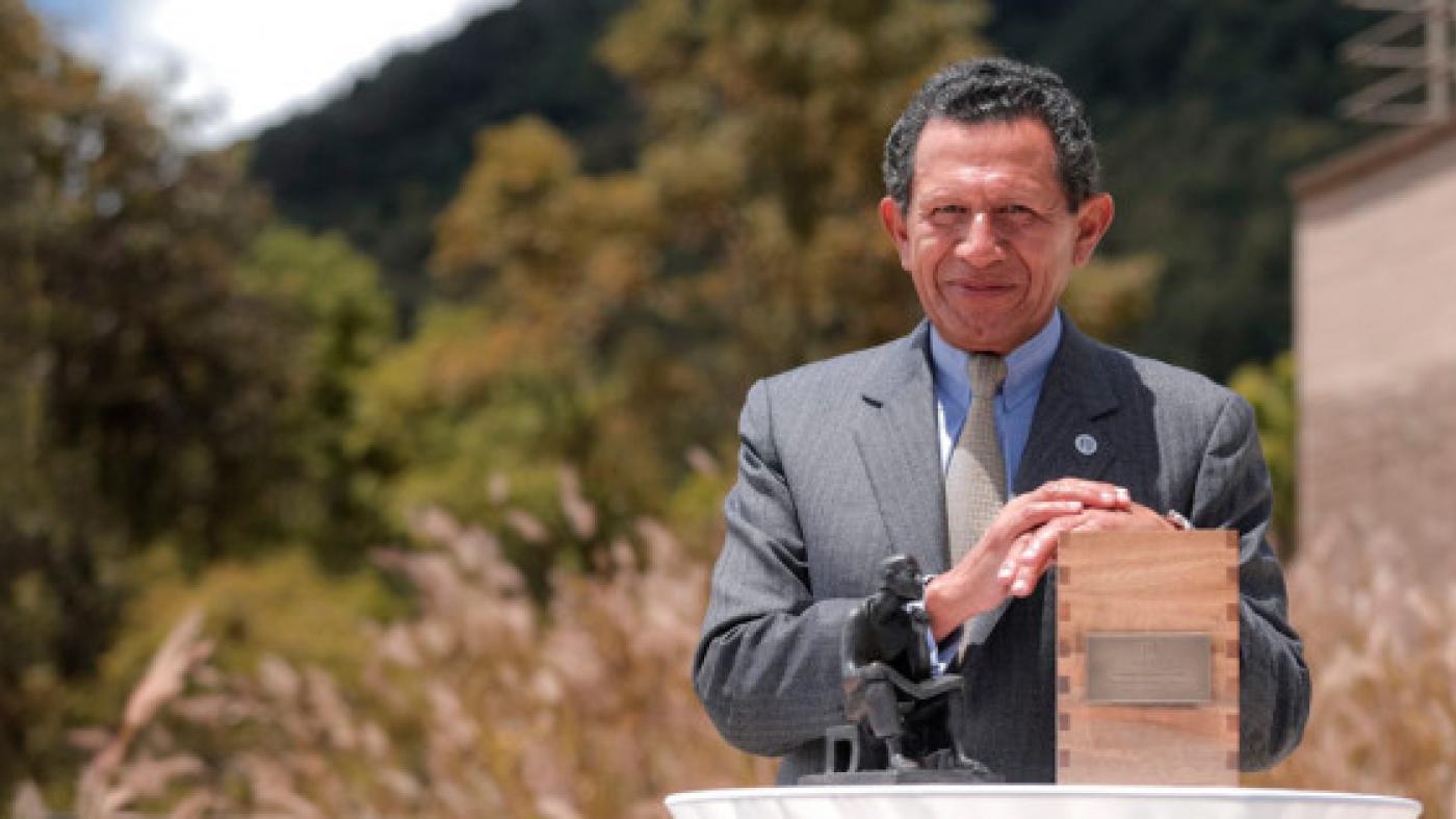 Eduardo Pacheco con estatuilla de San Alberto Magno
