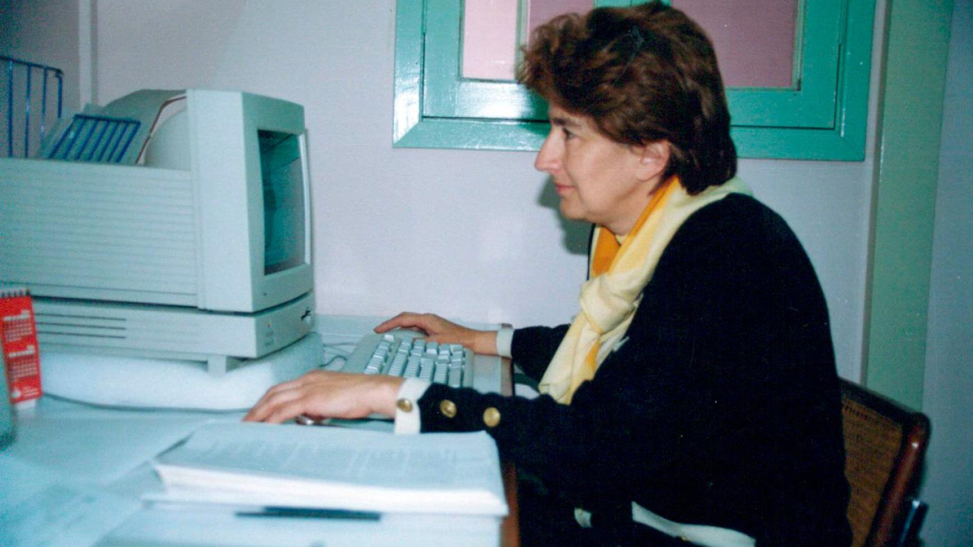 Margarita Botero en la computadora