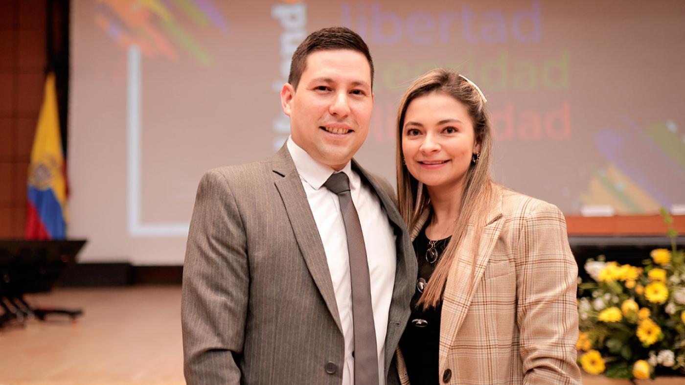 Roberto Carreño y su esposa Vanessa Carrasco durante la ceremonia de graduación.