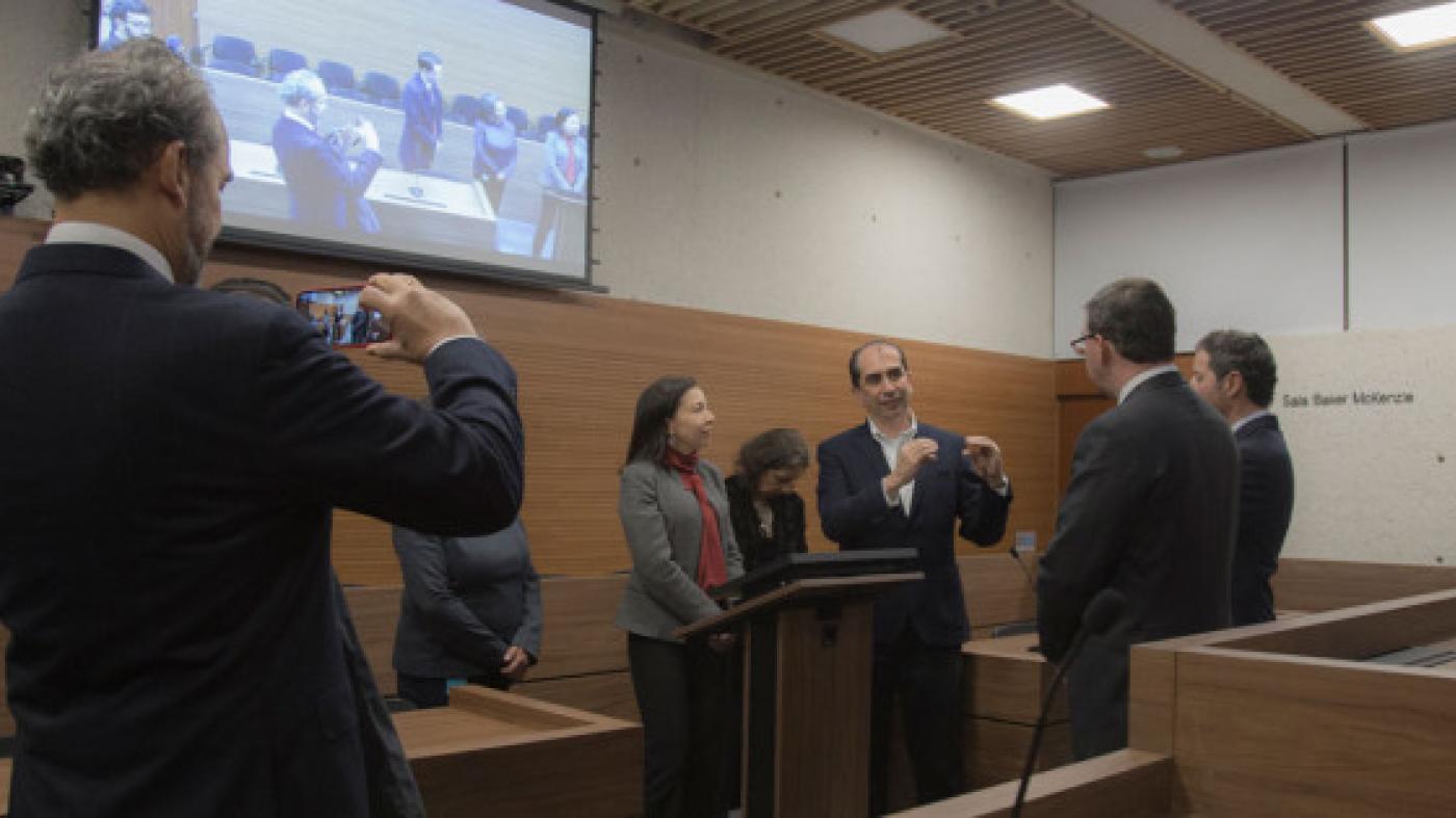 La rectora, Raquel Bernal; Maurix Suarez, gerente del campus y directivos de la firma Baker McKenzie durante la inauguración de la sala.