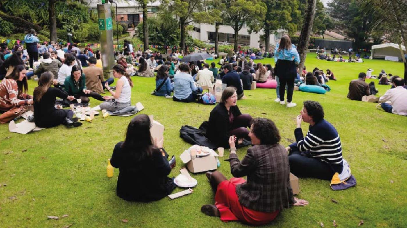 Profesores compartiendo una tarde en el campus