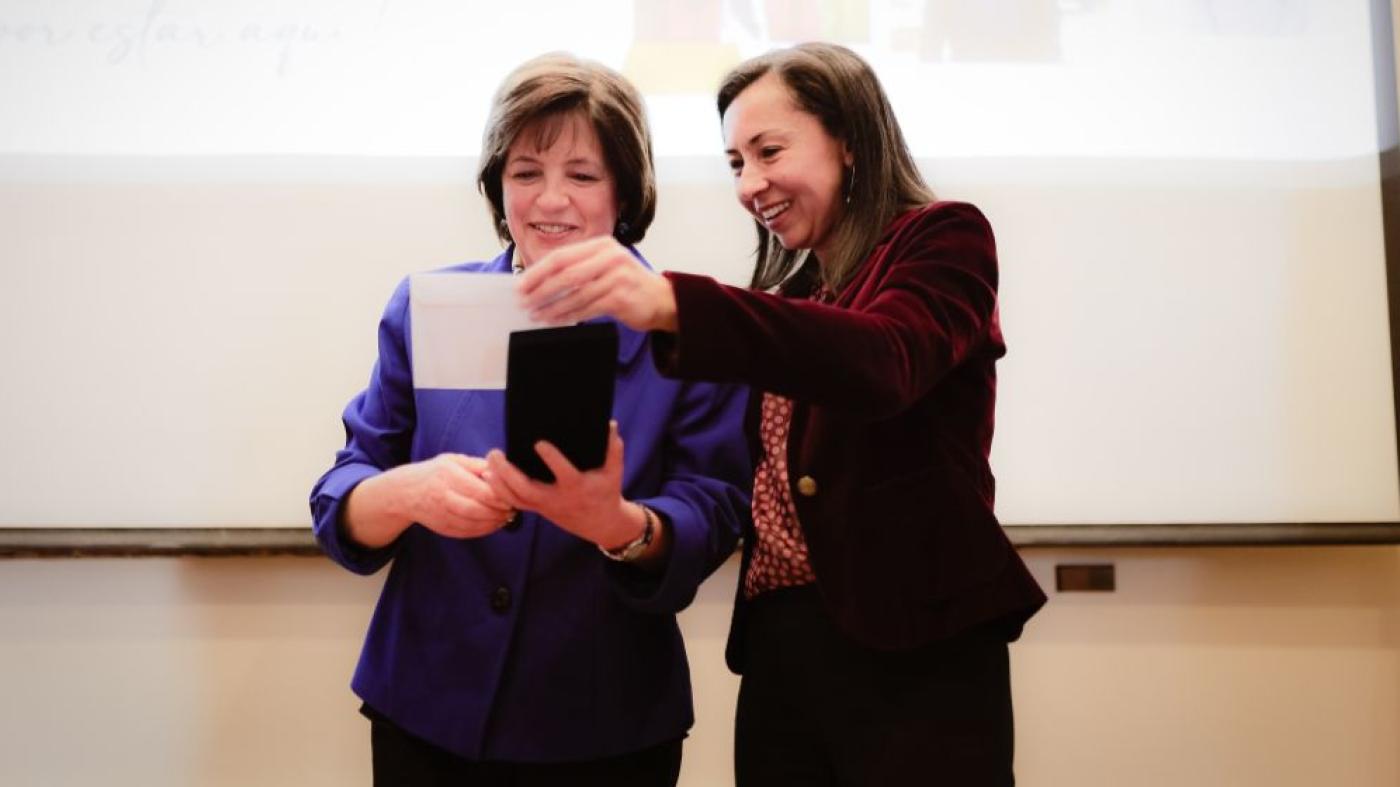 María Teresa Tobón y la rectora Raquel Bernal