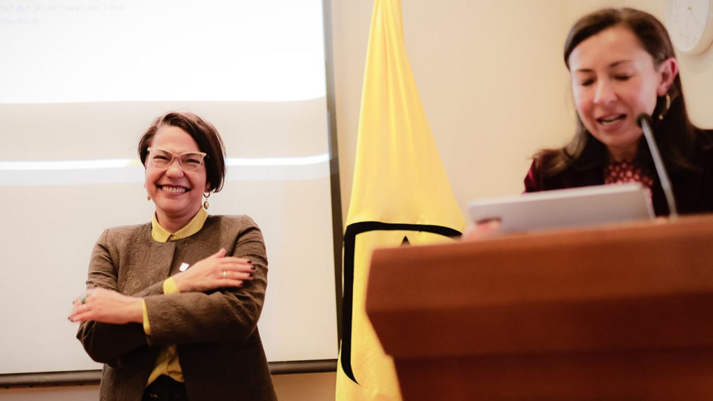María Consuelo Burgos y la Rectora Raquel Bernal