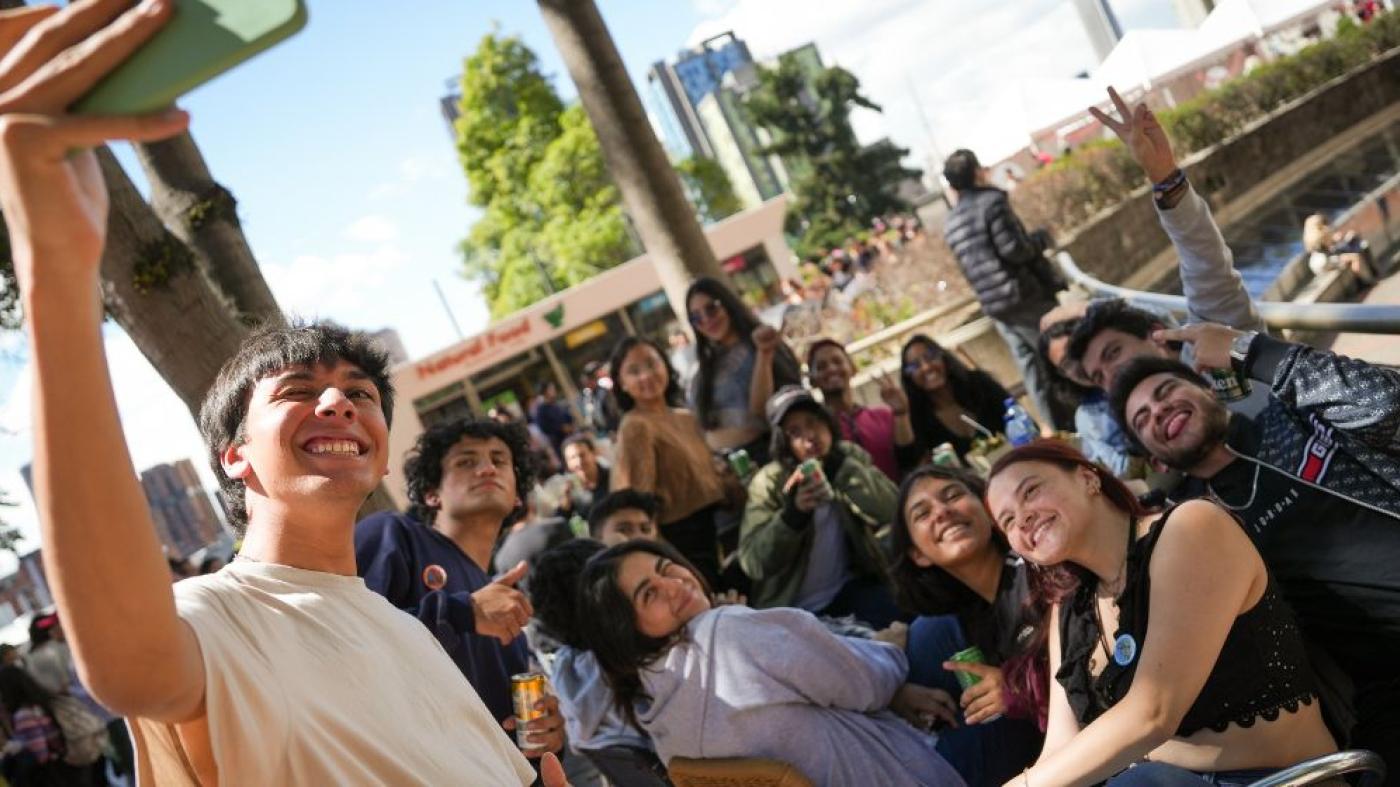 Cumpleaños 75 Uniandes 2023 - Estudiantes celebrando