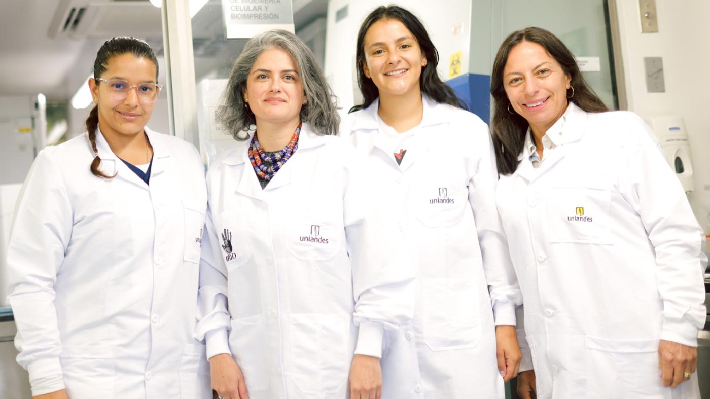 Yulis Alarcón, técnica de laboratorio; Valentina Jaramillo, asistente de investigación; Carolina Muñoz, profesora líder de ensayo; Mabel Cruz, coordinadora del Laboratorio IBIO.