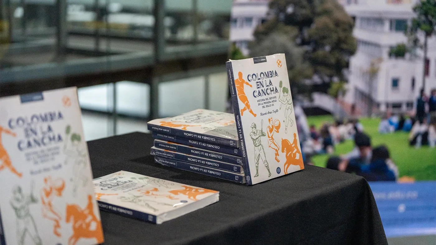 foto libro colombia en la cancha