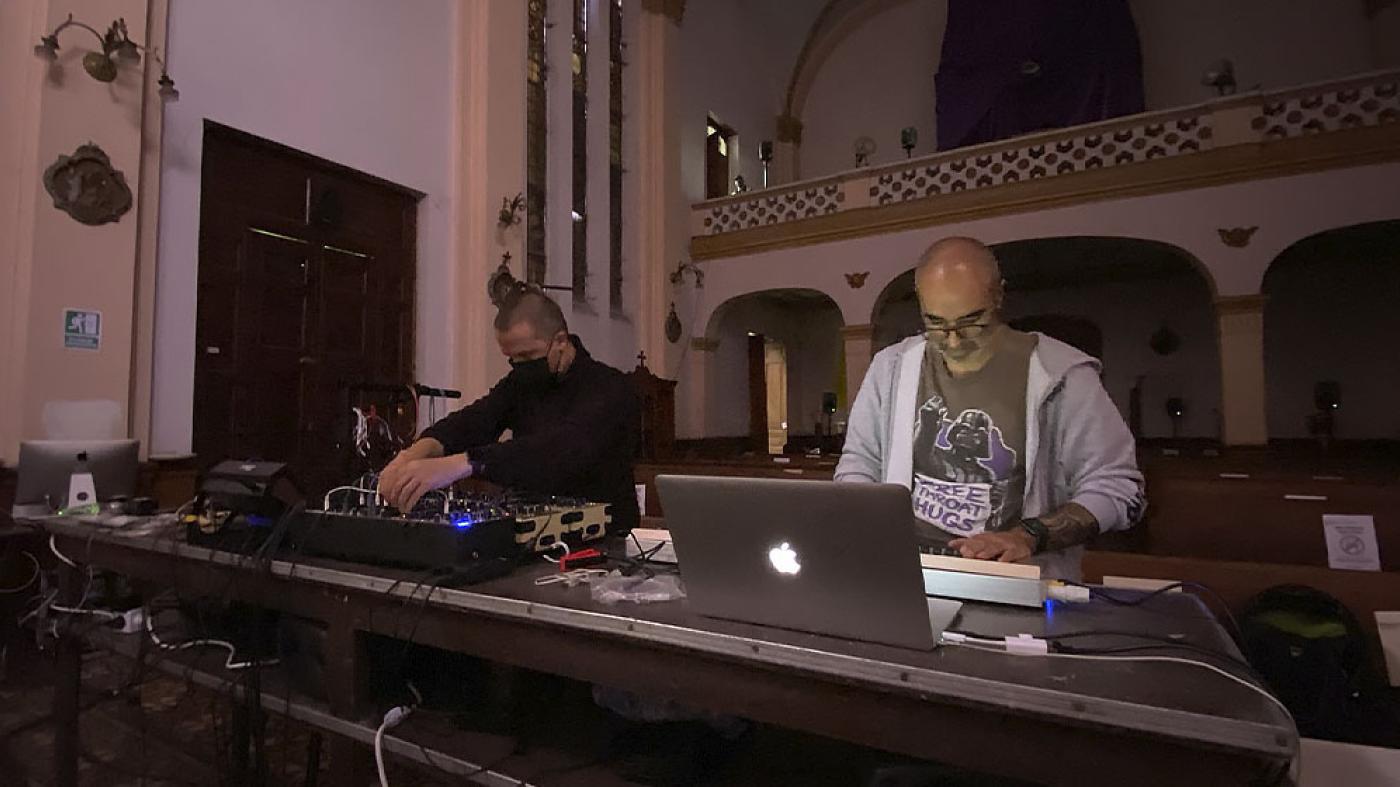 Realizan una inmersión sonora dentro de una iglesia.