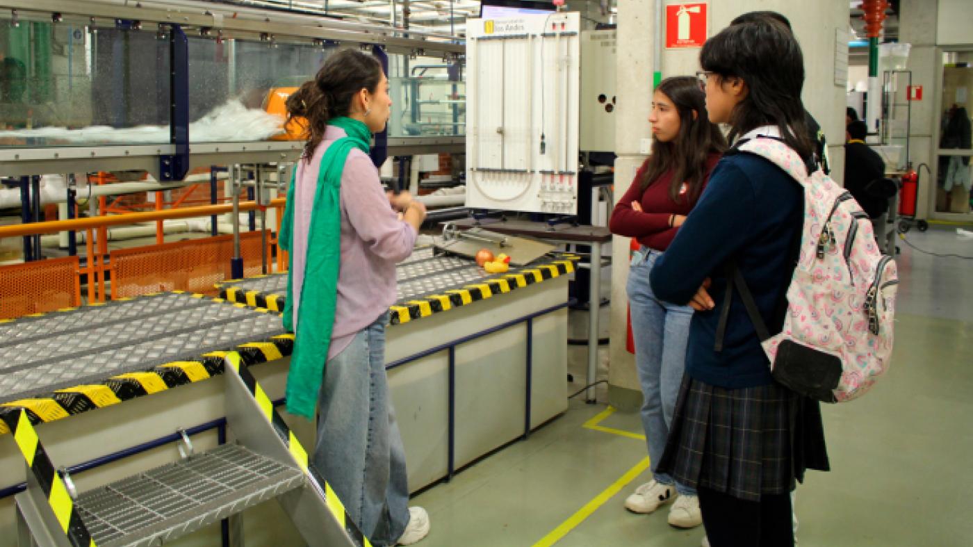 Visita al Laboratorio de Hidráulica, en donde las niñas aprendieron conceptos fundamentales sobre fluidos y su relevancia en la ingeniería civil.