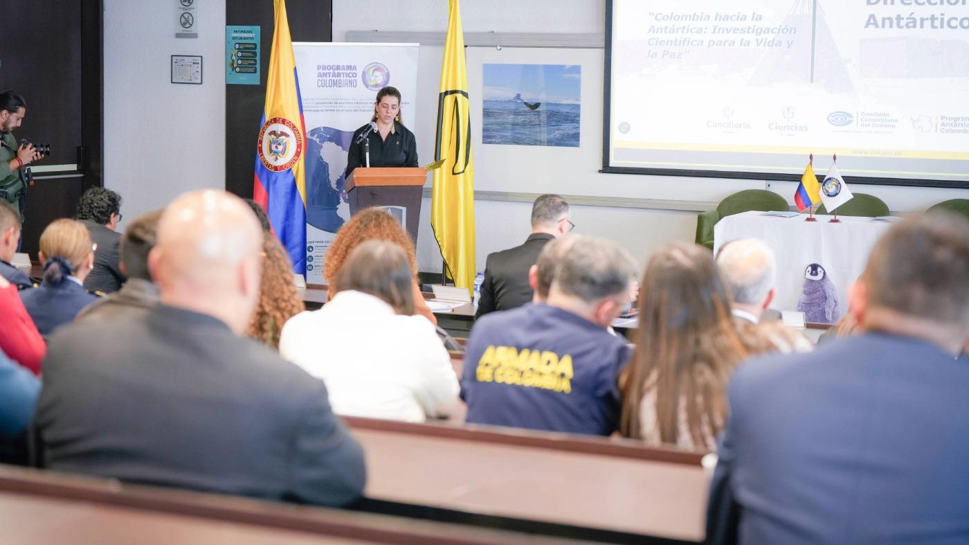 Camila González durante el coloquio sobre la Antártica