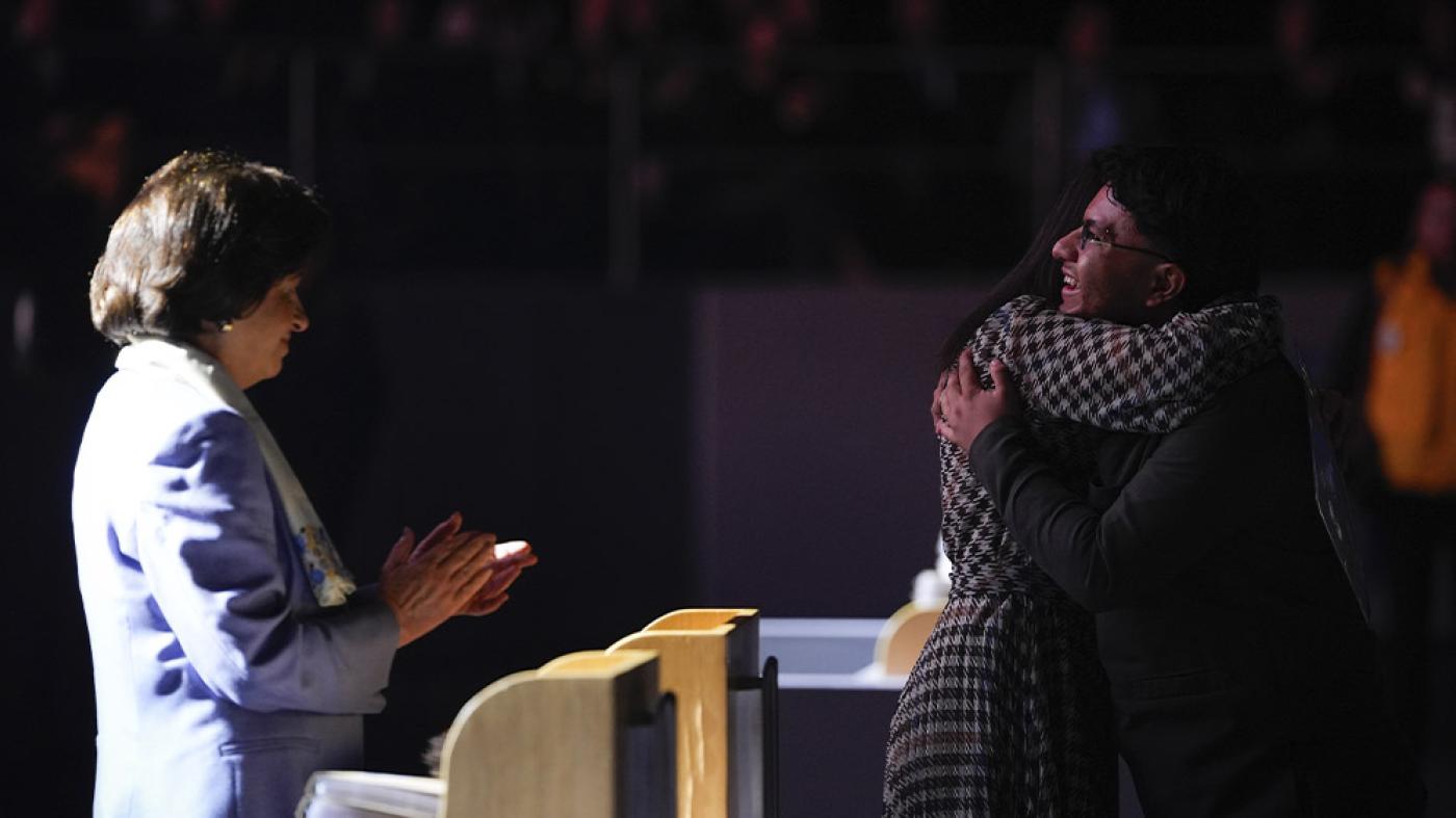 Felipe Sánchez Posada recibiendo la Distinción a la responsabilidad social universitaria 2024-1