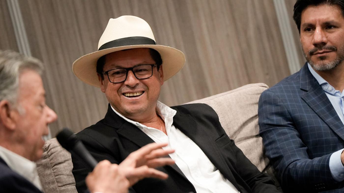 El expresidente, Juan Manuel Santos; Robert Daza, senador de la República y Felipe Roa-Clavijo, autor de Política en el plato.