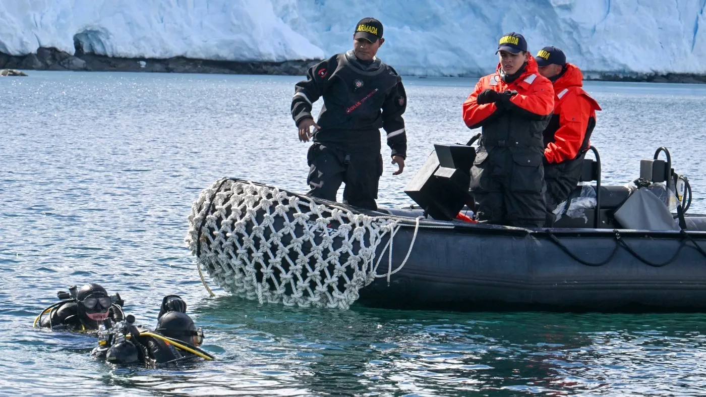 Naval colombiana tomando muestras en la Antártida AFP