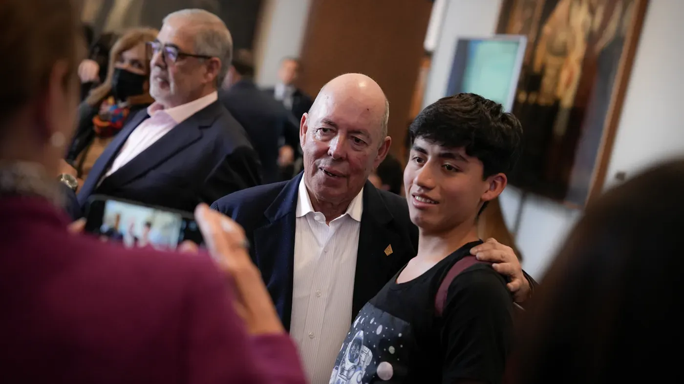 Don Felipe Bautista compartiendo con algunos estudiantes. 