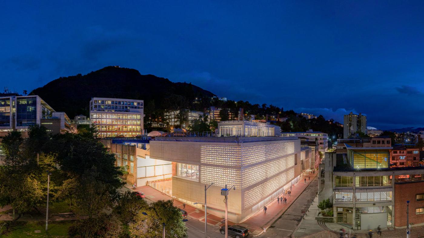 campus uniandes en la noche