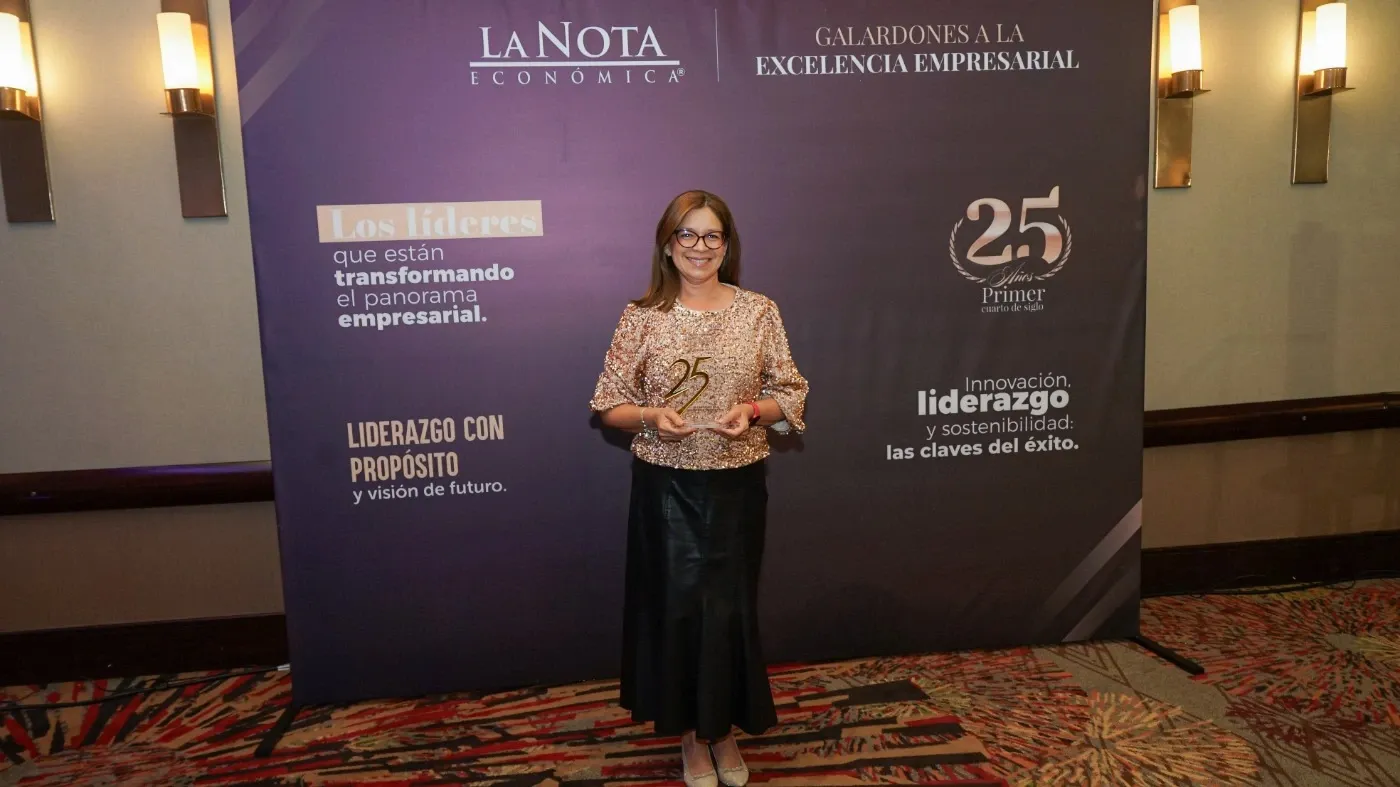 Karina Ricaurte, directora de Gestión Humana y Desarrollo Organizacional, recibió el galardón en representación de la institución. Foto: La Nota Económica.