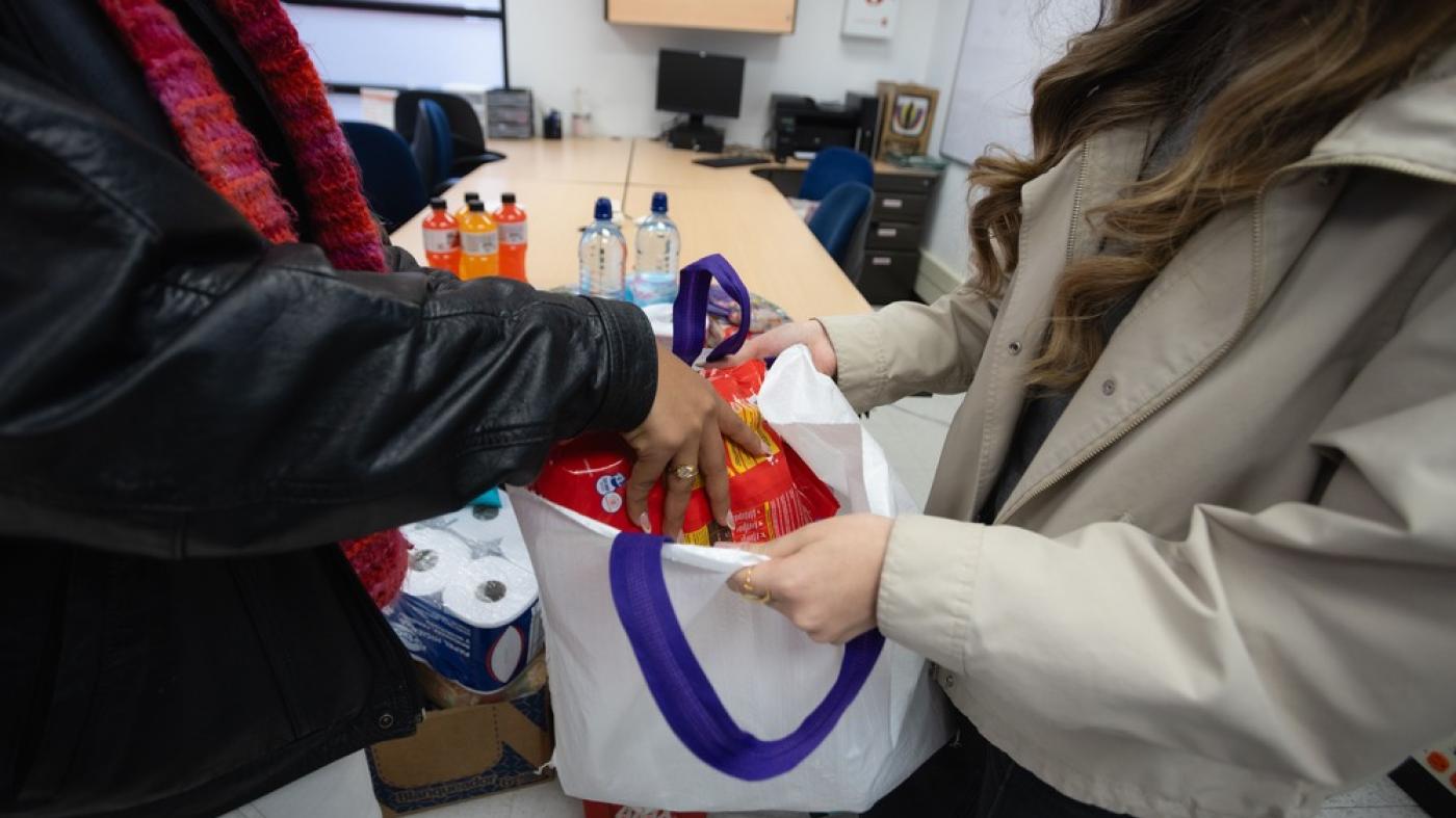 Personas organizan alimentos y productos de primera necesidad para donar y ayudar a Colombia tras el terremoto