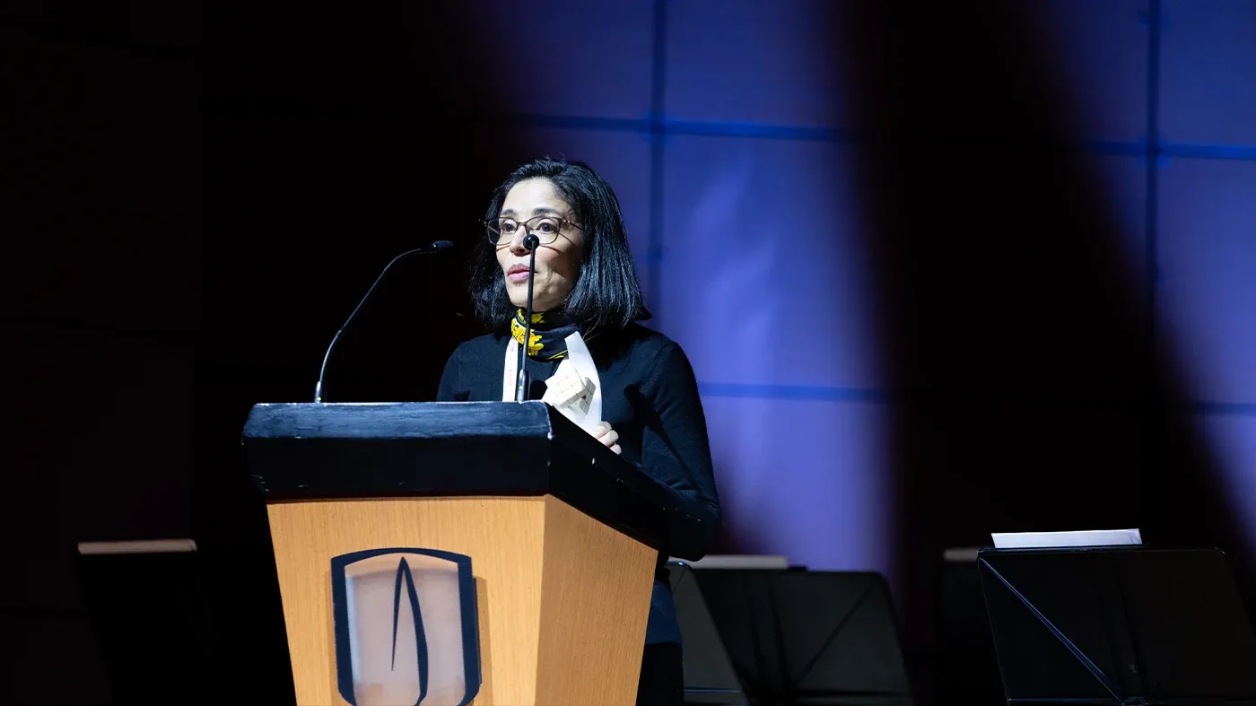 Jimena Hurtado, vicerrectora de Investigación y Creación de la Universidad de los Andes con uno de los reconocimientos de Dejar Huella
