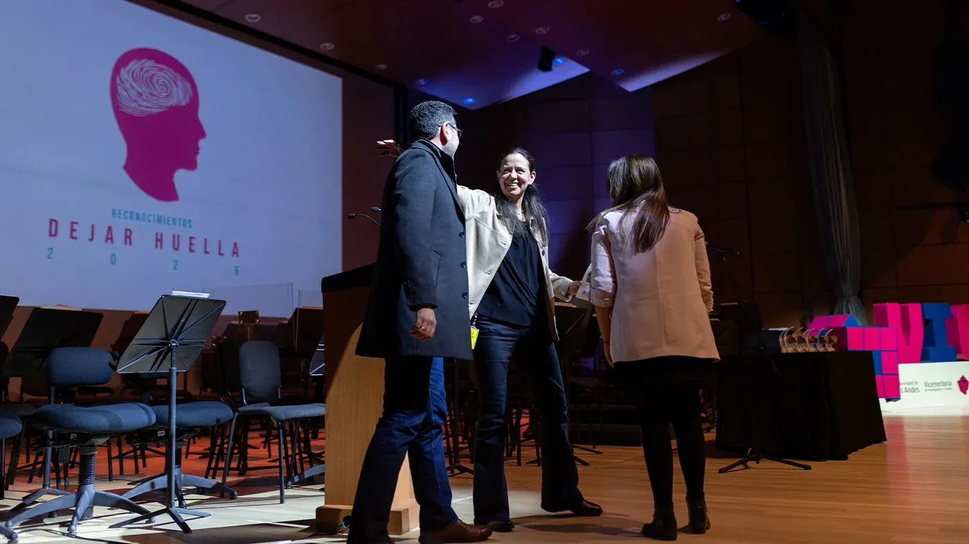 Óscar Parra y Alicia Porras recibiendo el reconocimiento de manos de Silvia Caro, vicerrectora académica de Los Andes. 