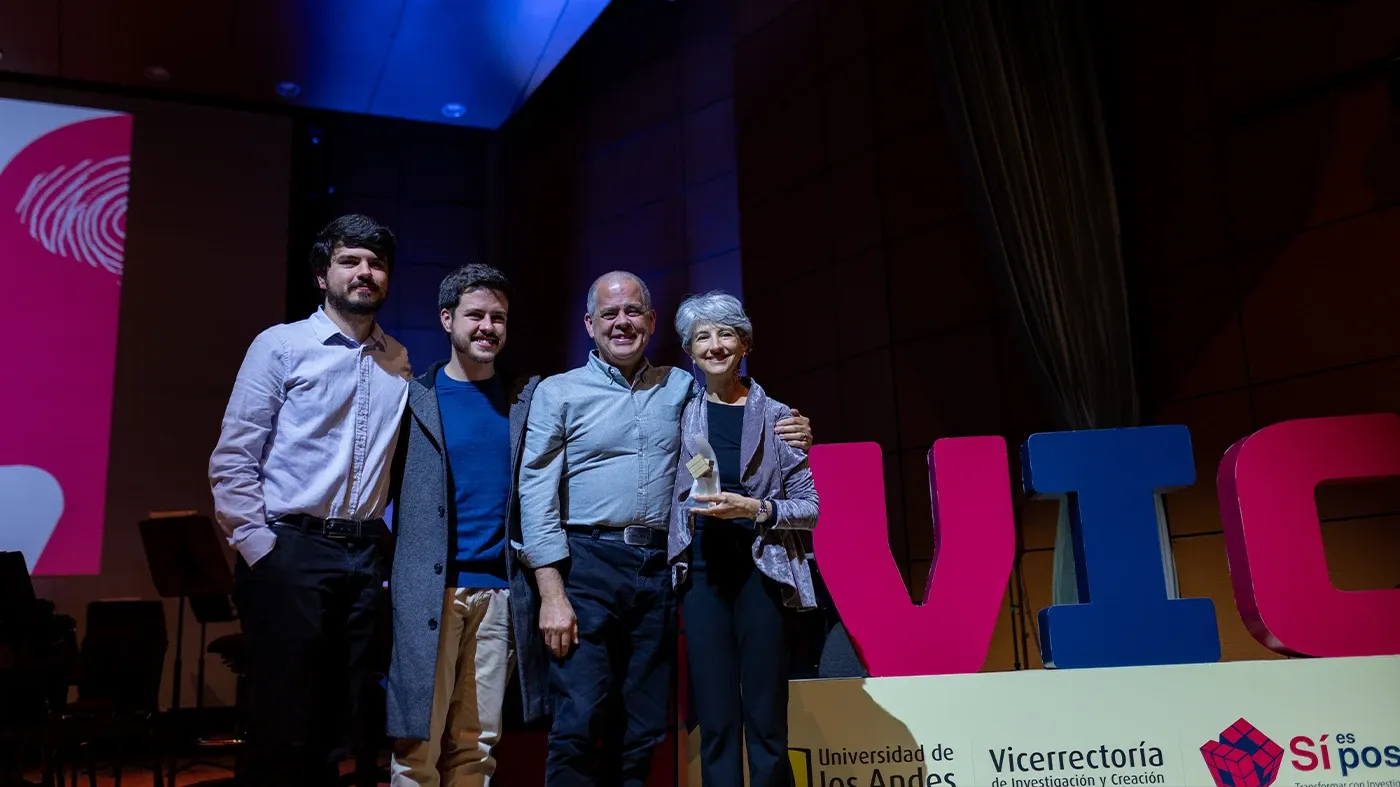 Carolina Alzate, ganadora de la categoría Vida y Obra, con su familia. 
