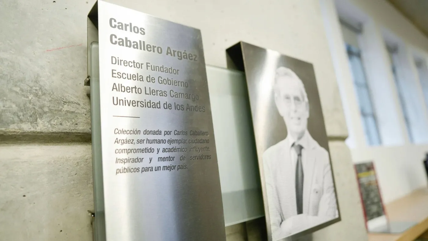 Placa de la colección Carlos Caballero Argáez