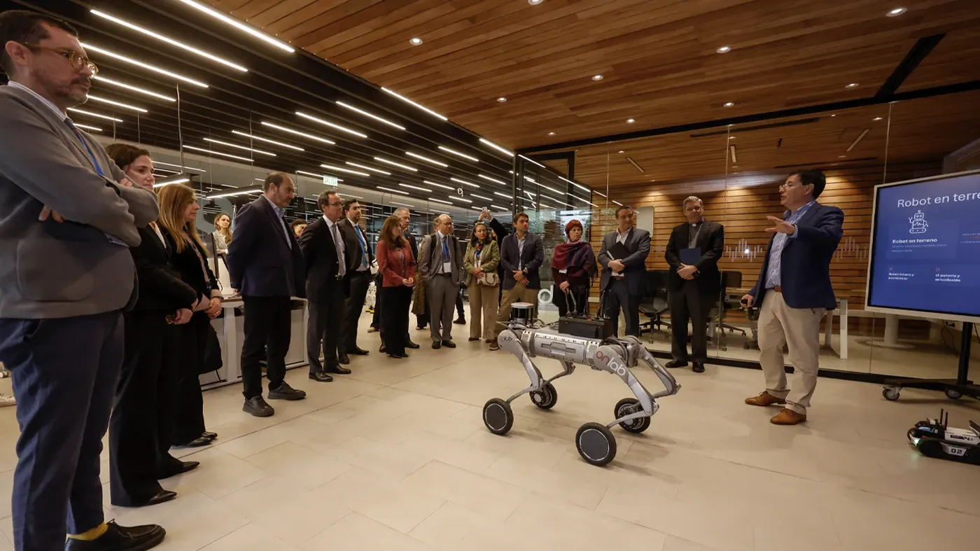 Las delegaciones recorren la UC y sus laboratorios