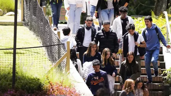 Inductores dan un recorrido del campus a los nuevos estudiantes.