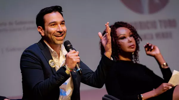 Hombre hablando por micrófono.