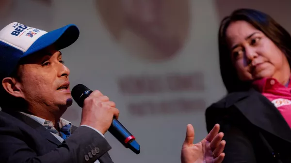 Hombre hablando por micrófono.