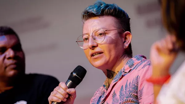 Mujer hablando con un micrófono