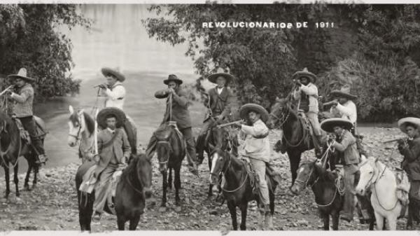 Foto de Emiliano Zapata de revolucionario junto a sus compañeros.