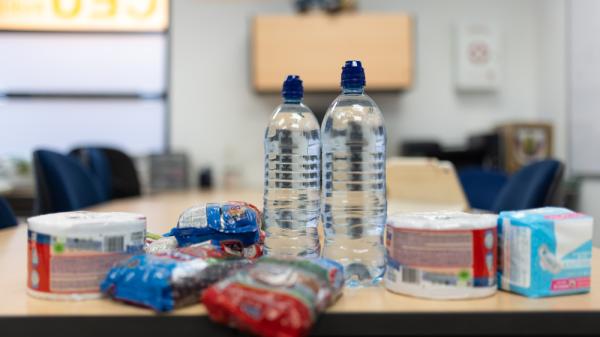 Alimentos, agua y productos de primera necesidad reunidos como donaciones para ayudar a Colombia tras el terremoto
