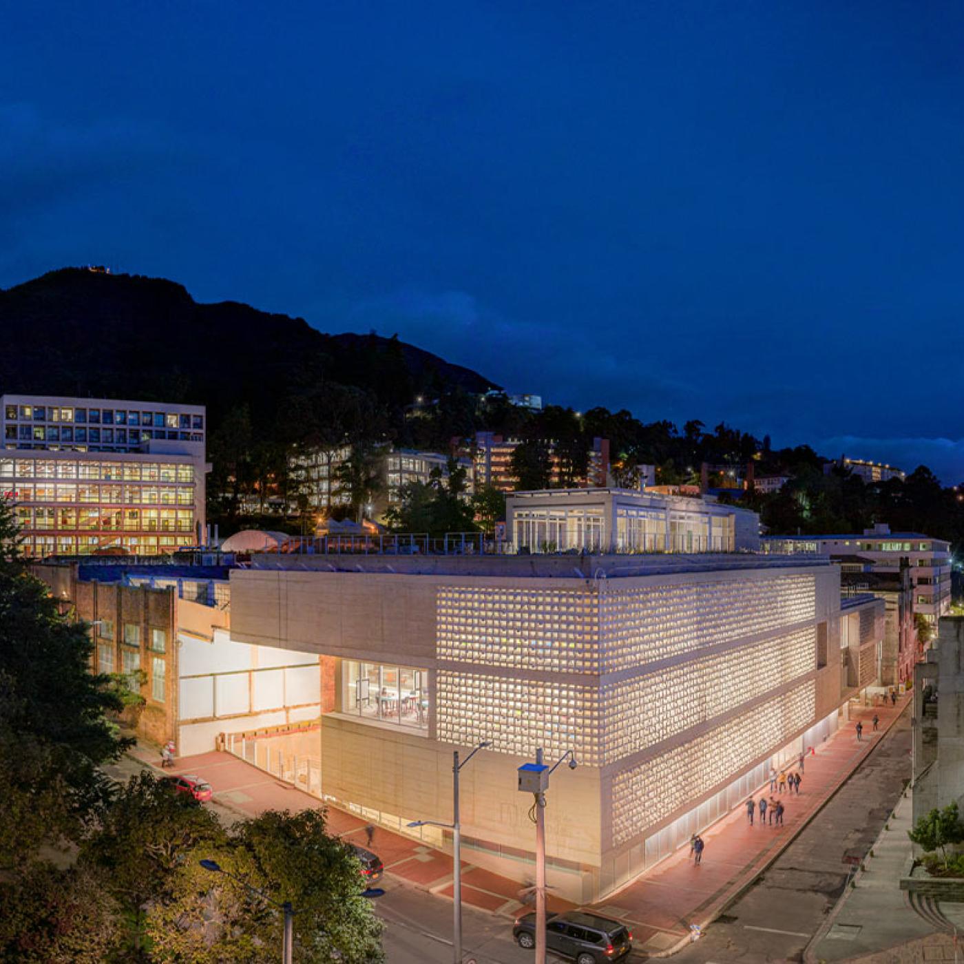 campus uniandes en la noche