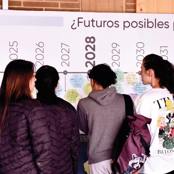 Asistentes leen los futuros posibles de la educación.