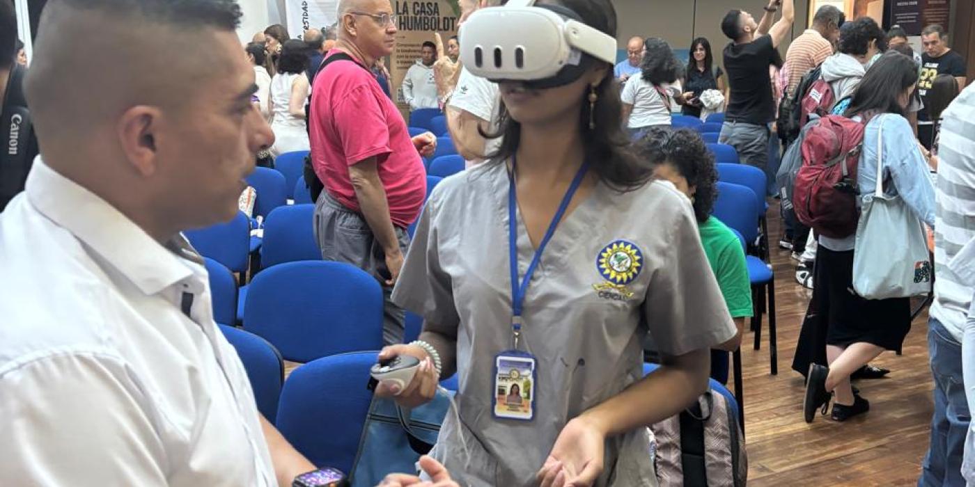 Personas usando gafas 360