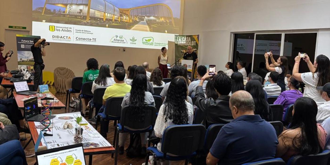 Personas reunidas en auditorio