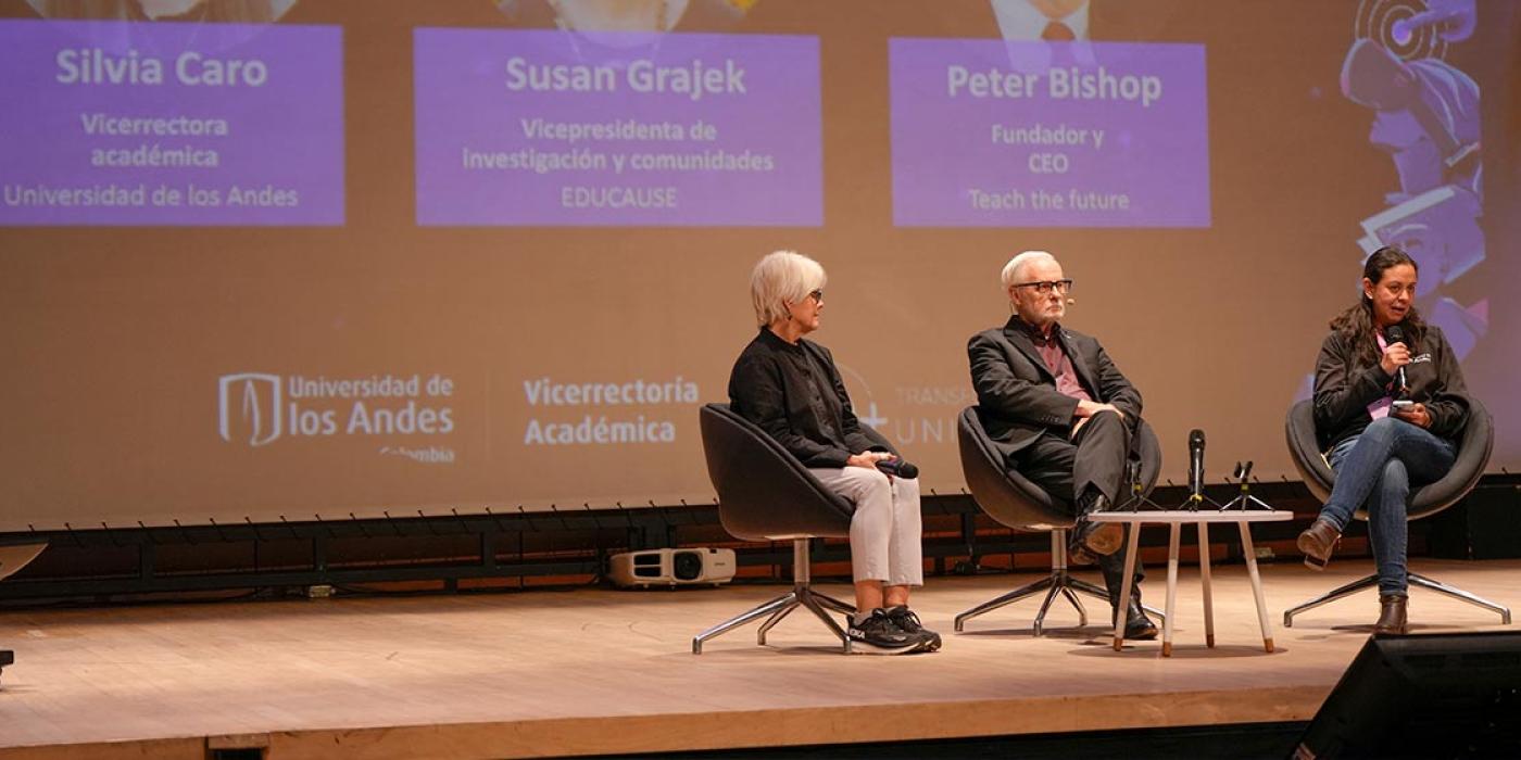 Susan Grajek, Educause; Peter Bishop, fundador de Teach the Future; Silvia Caro, vicerrectora academica de Uniandes