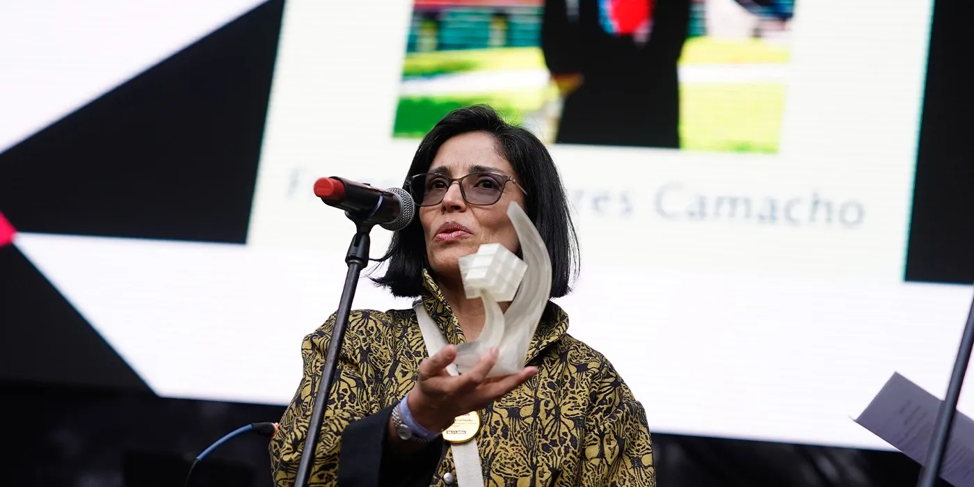 Jimena Hurtado, vicerrectora de Investigación y Creación de la Universidad de los Andes con uno de los reconocimientos de Dejar Huella
