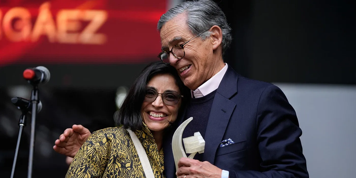 Carlos Caballero Argáez recibiendo el reconocimiento Dejar Huella de Vida y Obra.